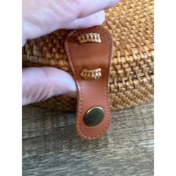 Woven Straw Round Clip Closure Crossbody Summer Beach Rattan Bags - Picture 8 of 8